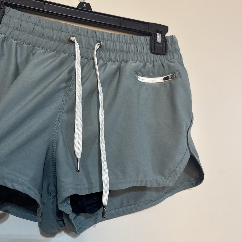 Vuori Clementine 2.0 Women's No Size Tag Sage Green Lined Athletic S/M #064 - Picture 8 of 10